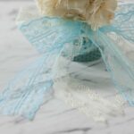 Lumânare de botez albastră cu flori stabilizate – ceară naturală, 40 cm