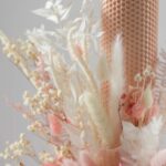 Lumânare de botez cu flori stabilizate – ceară naturală, culori pastel, 40 cm