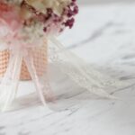 Lumânare de botez cu flori stabilizate – ceară naturală, culori pastel, 40 cm