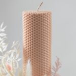 Lumânare de botez cu flori stabilizate – ceară naturală, culori pastel, 40 cm