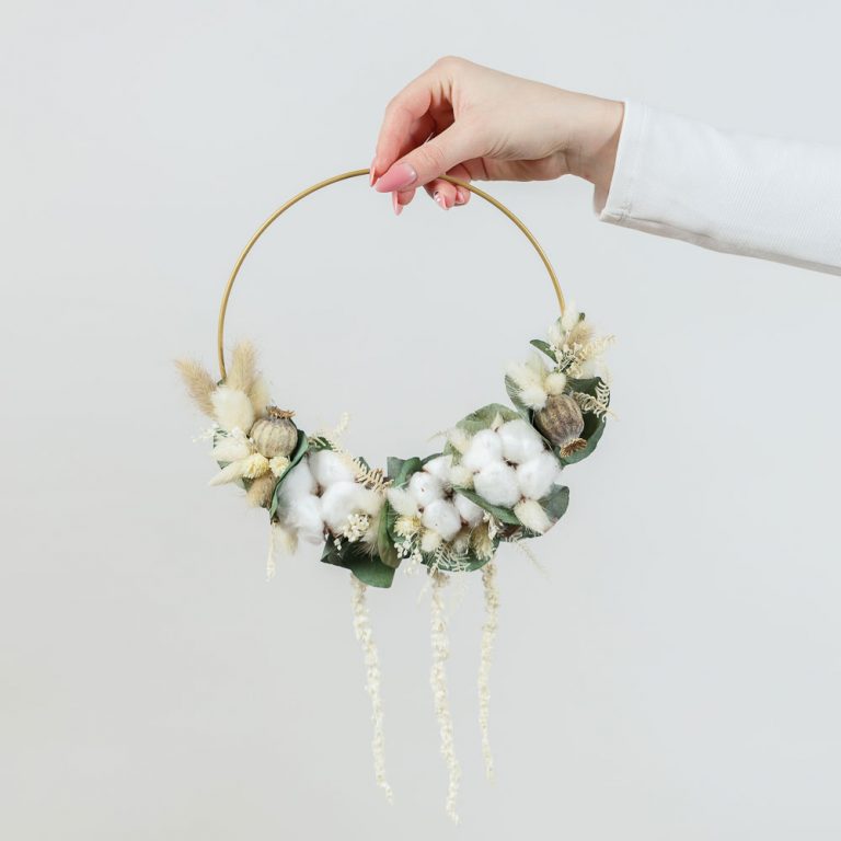 Coroniță decorativă cu bumbac și capsule de mac