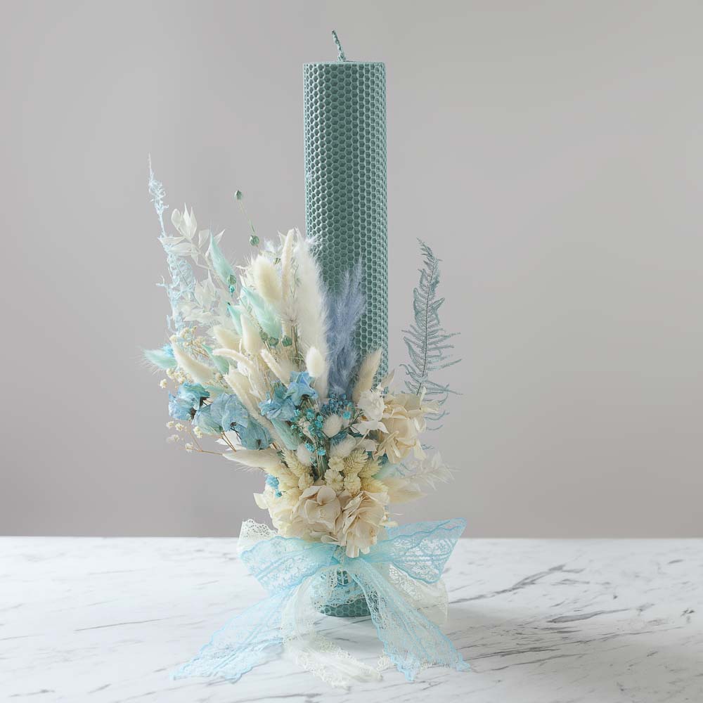 Lumânare de botez albastră cu flori stabilizate – ceară naturală, 40 cm Lumânare de botez albastră cu flori stabilizate – ceară naturală, 40 cm
