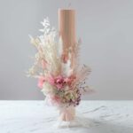 Lumânare de botez cu flori stabilizate – ceară naturală, culori pastel, 40 cm