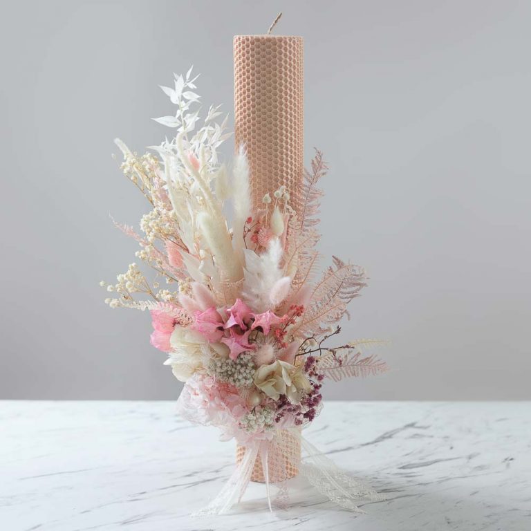 Lumânare de botez cu flori stabilizate – ceară naturală, culori pastel, 40 cm