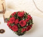 Aranjament floral cu trandafiri roșii și frunze catifea stabilizate