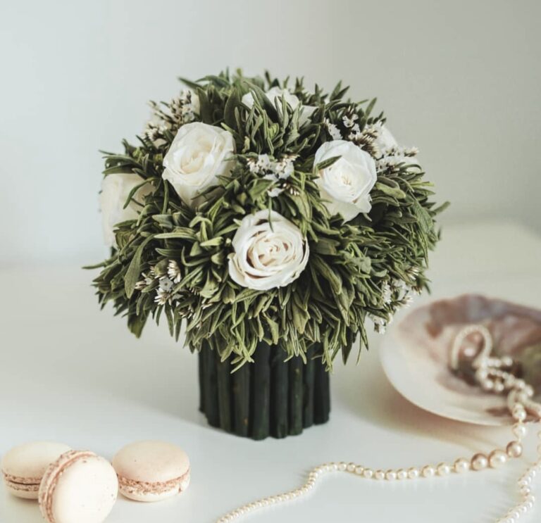 Aranjament Lavandă și trandafiri albi stabilizați