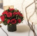 Aranjament floral cu trandafiri roșii și frunze catifea stabilizate