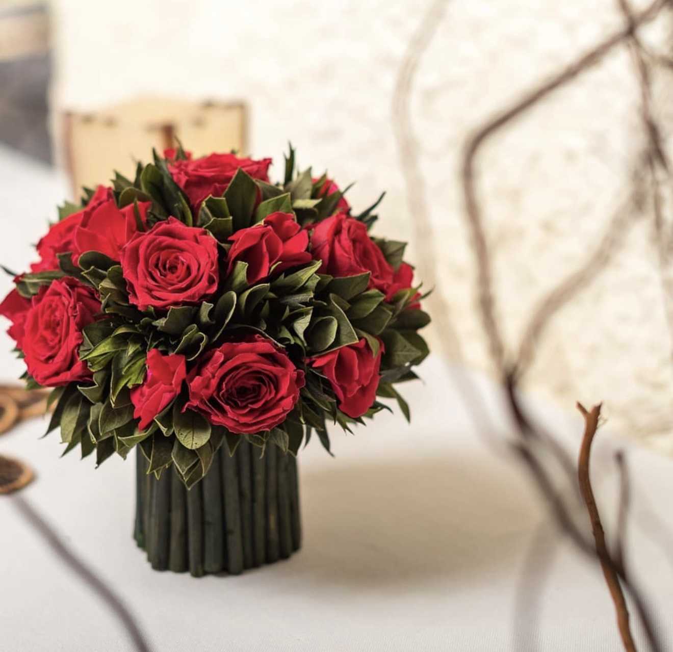 screenshot-14 Aranjament floral cu trandafiri roșii și frunze catifea stabilizate - imagine 1