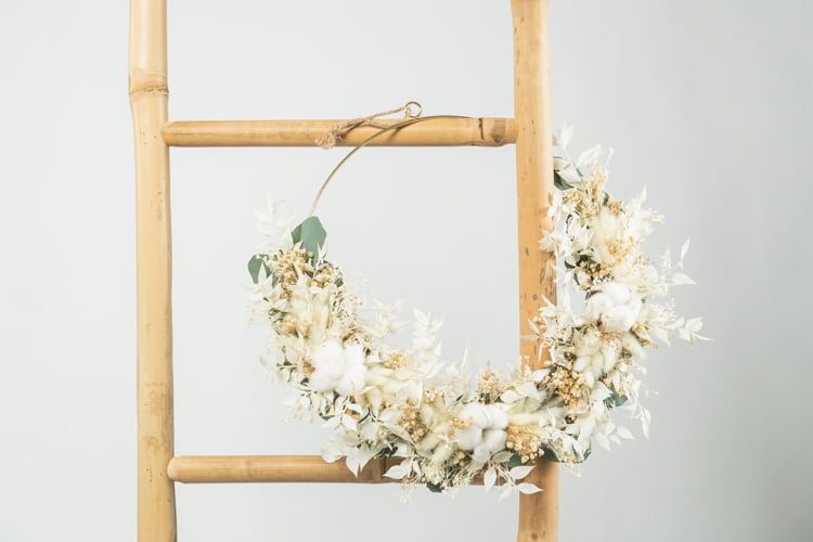 Coroniță decorativă cu eucalipt, ruscus și flori stabilizate