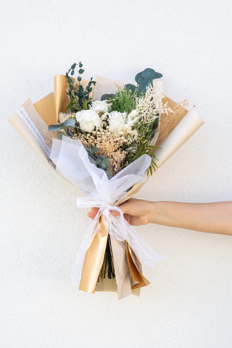 Buchet flori naturale stabilizate – trandafiri albi și plante decorative