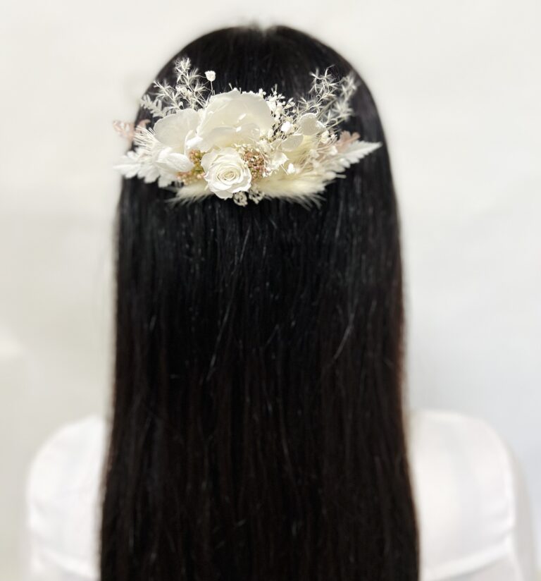 Accesoriu mireasă pentru păr – pieptăn cu trandafir alb și flori stabilizate