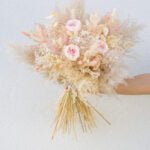 Buchet de mireasă cu trandafiri stabilizați și plante uscate