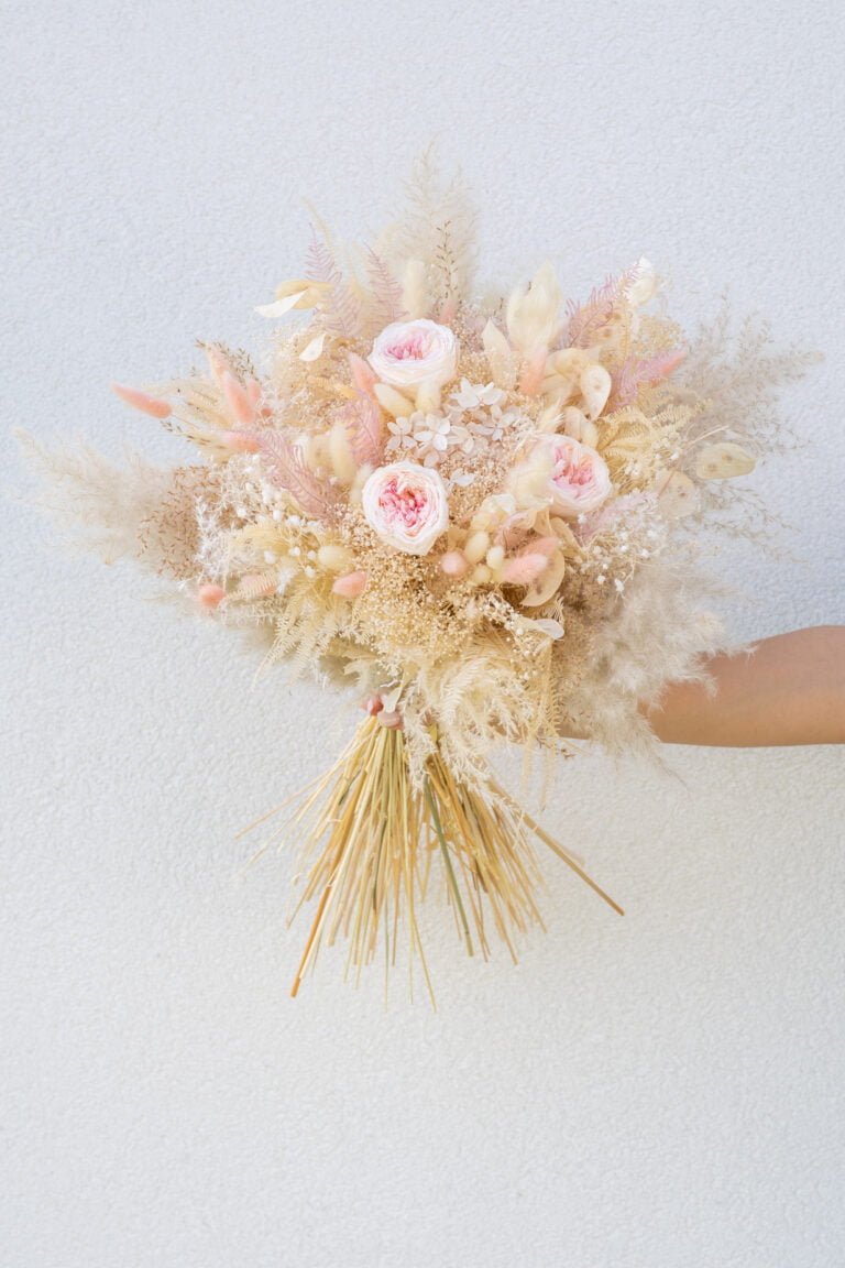 Buchet de mireasă cu trandafiri stabilizați și plante uscate