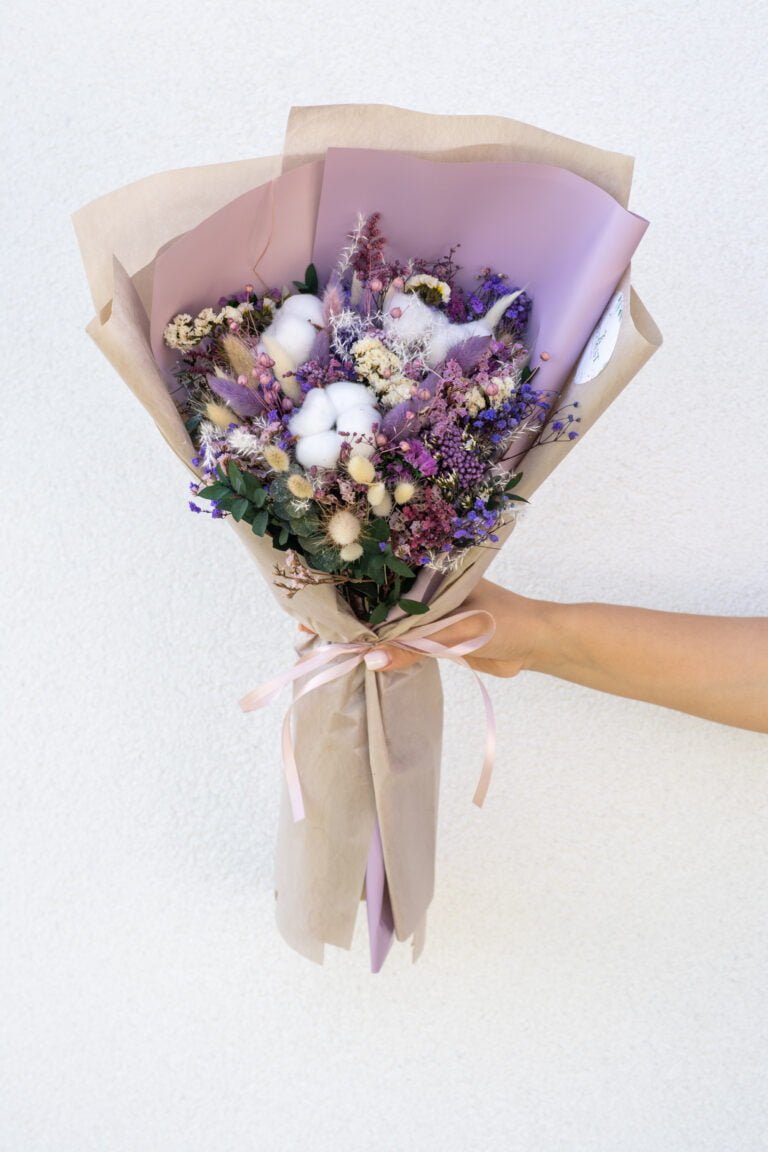 Buchet flori stabilizate – mix colorat cu bumbac și lavandă