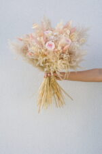 Buchet de mireasă cu trandafiri stabilizați și plante uscate