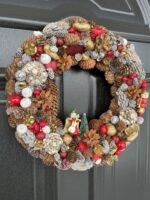 Coroniță de Crăciun cu conuri de brad și figurine festive – 35 cm