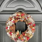 Coroniță de Crăciun cu conuri de brad și figurine festive – 35 cm