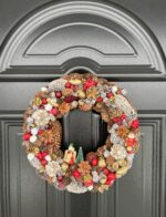 Coroniță de Crăciun cu conuri de brad și figurine festive – 35 cm