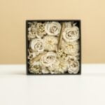 Cutie cu flori stabilizate în nuanțe crem - imagine 3