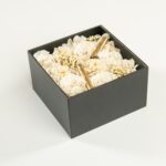 Cutie cu flori stabilizate în nuanțe crem - imagine 2