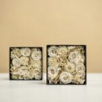 Cutie cu flori stabilizate în nuanțe crem