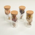 Tub de sticlă cu flori uscate