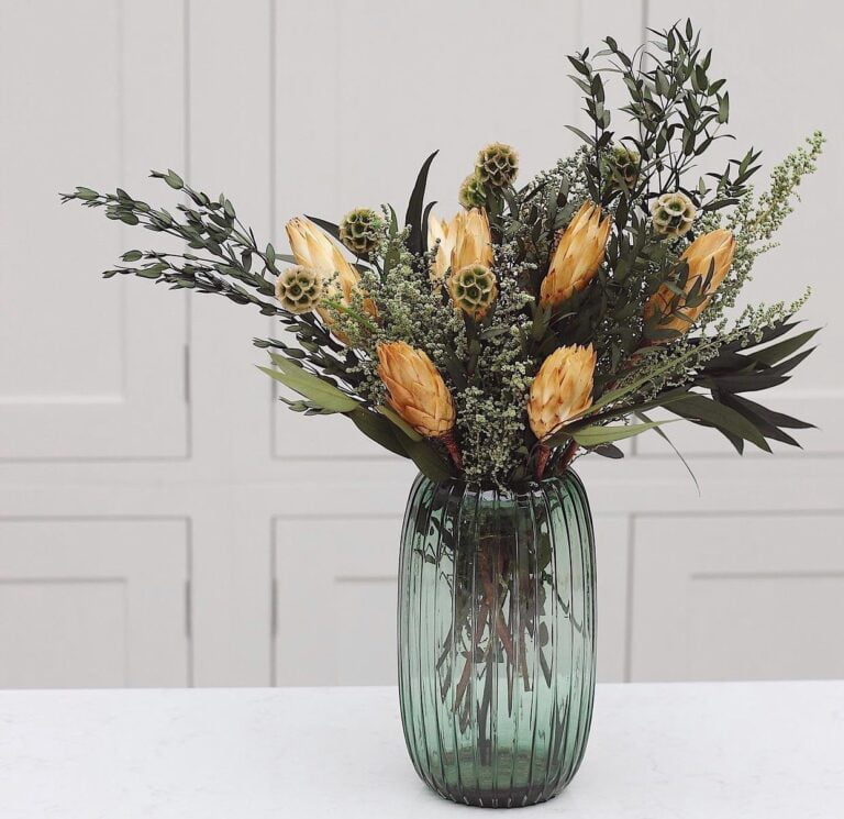 Buchet de flori uscate și stabilizate – Protea și accente verzi