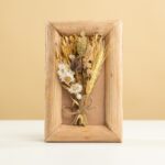 Ramă decorativă din lemn cu plante uscate