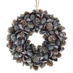 Coroniță de Crăciun „White Christmas” cu conuri naturale și efect de ninsoare – 24 cm