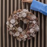 Coroniță de Crăciun cu conuri albe și accente naturale – 36 cm