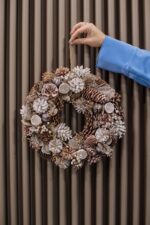 Coroniță de Crăciun cu conuri albe și accente naturale – 36 cm