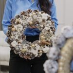 Coroniță Crăciun cu ren și detalii aurii – 40 cm