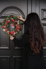 Coroniță Crăciun din brad cu Moș Crăciun și accente roșii – Diametru 35 cm