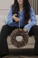Coroniță Crăciun din conuri de brad naturale – 32 cm