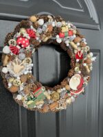 Coroniță de Crăciun decorativă cu detalii festive – 35 cm