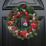 Coroniță Crăciun din brad cu Moș Crăciun și accente roșii – Diametru 35 cm