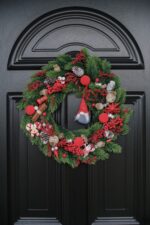 Coroniță Crăciun din brad cu Moș Crăciun și accente roșii – Diametru 35 cm