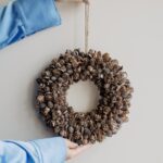 Coroniță Crăciun din conuri de brad – 32 cm