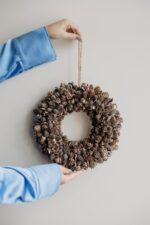 Coroniță Crăciun din conuri de brad – 32 cm
