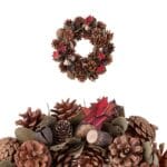 Coroniță de Crăciun din conuri de brad, cu accente roșii - 30 cm