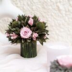 Aranjament cu trandafiri și frunze de catifea stabilizat