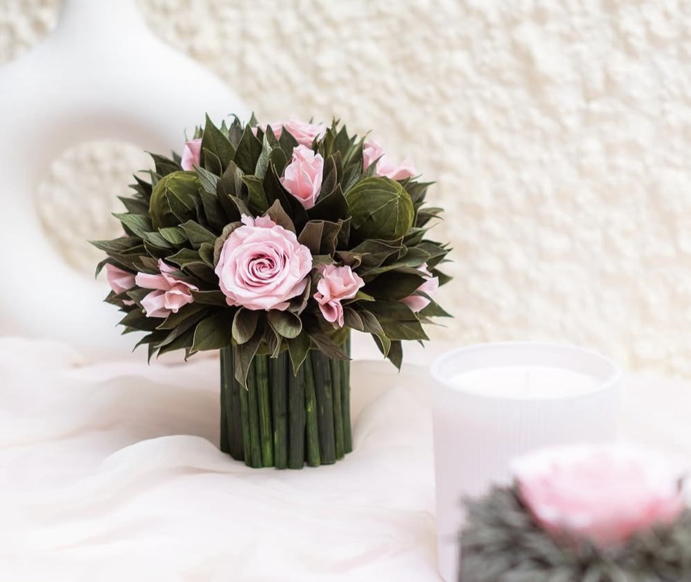 Aranjament cu trandafiri și frunze de catifea stabilizat Aranjament cu trandafiri și frunze de catifea stabilizat